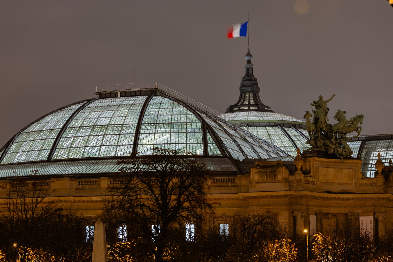 The glass dome of the Grand Palais at night