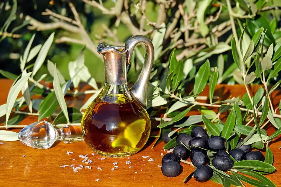 Provençal olive oil and olives