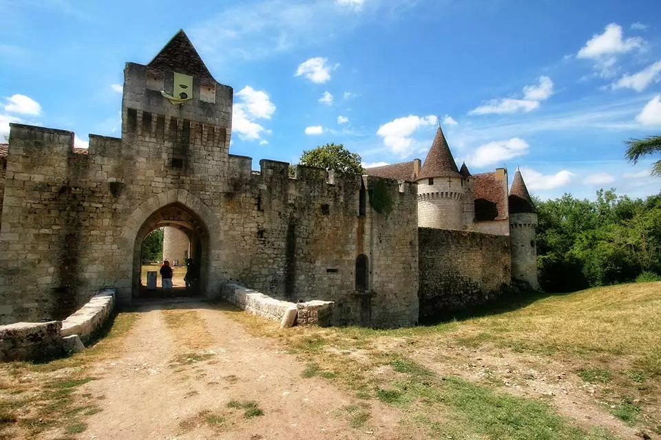 The entrance to a Périgord château