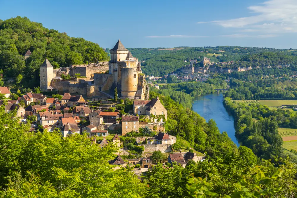 The Dordogne river beneath the châteaux