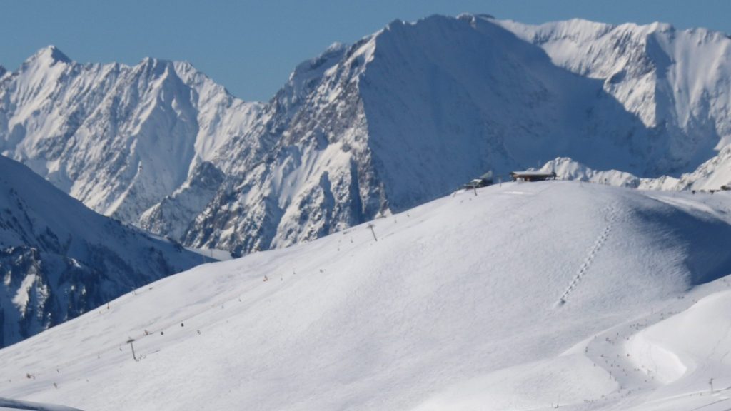 paysage alpin en hiver , paysage sous la neige de la station de ski de l'Alpe d'huez en Isère dans le massif des Grandes Rousses, au-dessus de l'Oisans