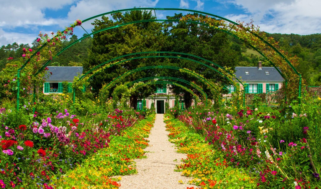 5 Luxury Day Trips from Paris: Private Châteaux & VIP Access 5 Garden in Giverny