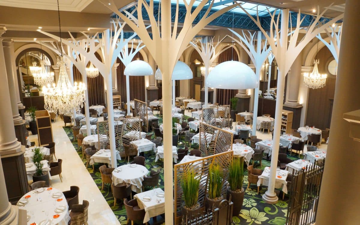 An elegant restaurant in Saint-Malo